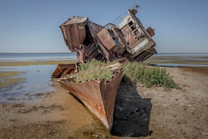 4.	Los restos oxidados de un barco cerca del mar de Aral septentrional, con su estructura rota, recuerdan cuando el agua se extendía más allá del horizonte. Kazajistán, 27 de agosto de 2019.