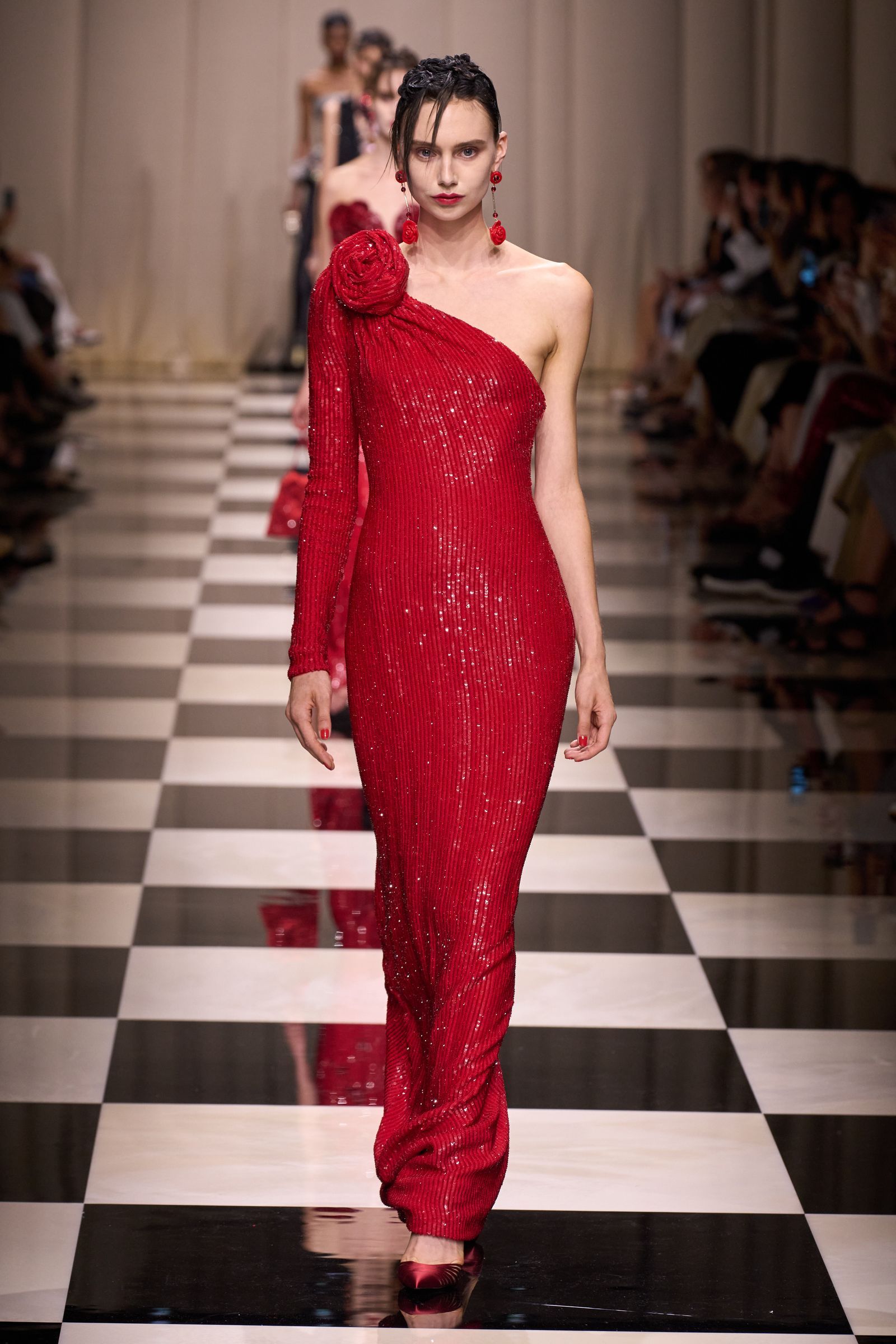 Un look de la colección ms reciente de Armani Priv para la alta costura de otoñoinvierno de 202324.