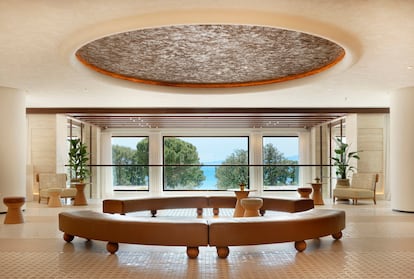 Recepción del hotel Four Seasons Resort Mallorca at Formentor, totalmente reformado por el Estudio Lamela Arquitectos e interiorismo de Gilles & Boissier. Predominan los tonos ocres y los materiales de la isla. 
