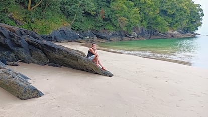 La novelista Carmen Blanco en la playa de Jajuai, en Pontedeume (A Coruña).