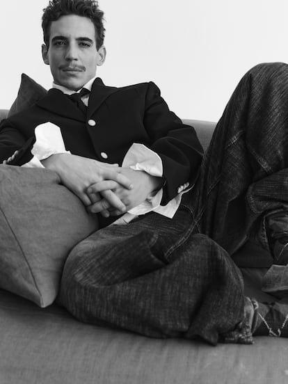 Miguel Herrán viste camisa, pantalón corbata y chaqueta, todo, Louis Vuitton.