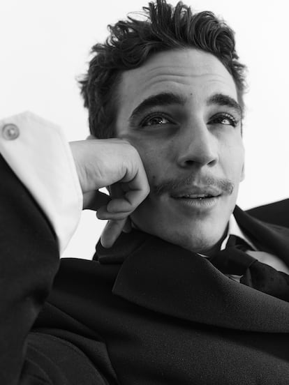 Miguel Herrán posa en exclusiva para ICON con la colección de otoño
de Louis Vuitton.
