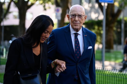 El expresidente de la Cámara Nacional de la Moda Italiana Mario Boselli la su llegada a la capilla ardiente de Giorgio Armani, este sábado.