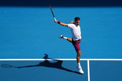 Federer golpea de revés durante un partido de 2022 en Melbourne.