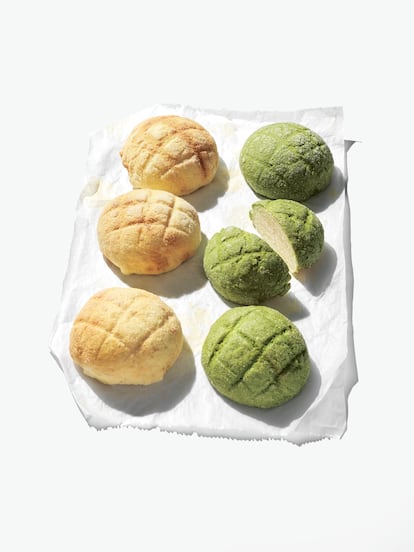 'Melonpan' (pan dulce japonés) en sus versiones clásica y de matcha. Es una de las preparaciones reposteras de Ai Ventura que contiene su libro 'Repostería Japonesa' (Col&Col Ediciones).