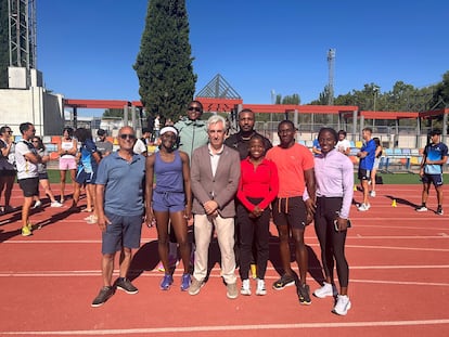 El presidente de la Federación de Atletismo de Madrid, Isidro Arranz (izquierda) y el concejal de Deportes de Alcobendas, Jesús Tortosa (centro), posan junto a Reynaldo Walcott (cuarto por la derecha) y algunos de sus atletas.