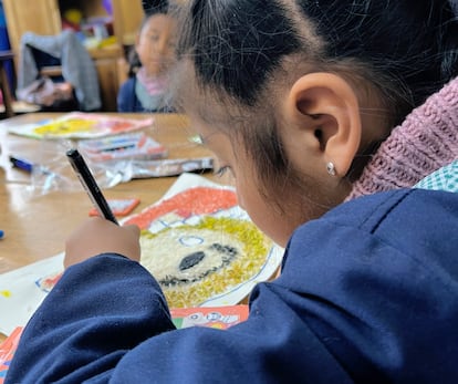 Una niña asiste a su clase de dibujo en Bolivia.
