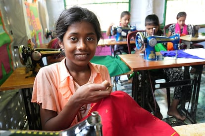 Una niña en el campo de refugiados de Cox's Bazar aprende a coser. 