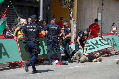 Detenciones de manifestantes propalestinos en la 15ª etapa de la Vuelta entre Vegadeo (Asturias) y Monforte de Lemos (Lugo).