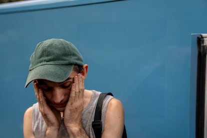 Un vecino de Yarova, tras el ataque ruso de este martes. 