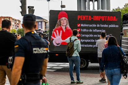 Ambiente en el exterior de los juzgados de Plaza Castilla, este miércoles. 