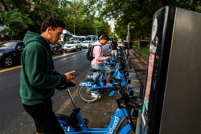 Usuarios de BiciMad intentan desbloquear las bicicletas este miércoles en Moncloa.