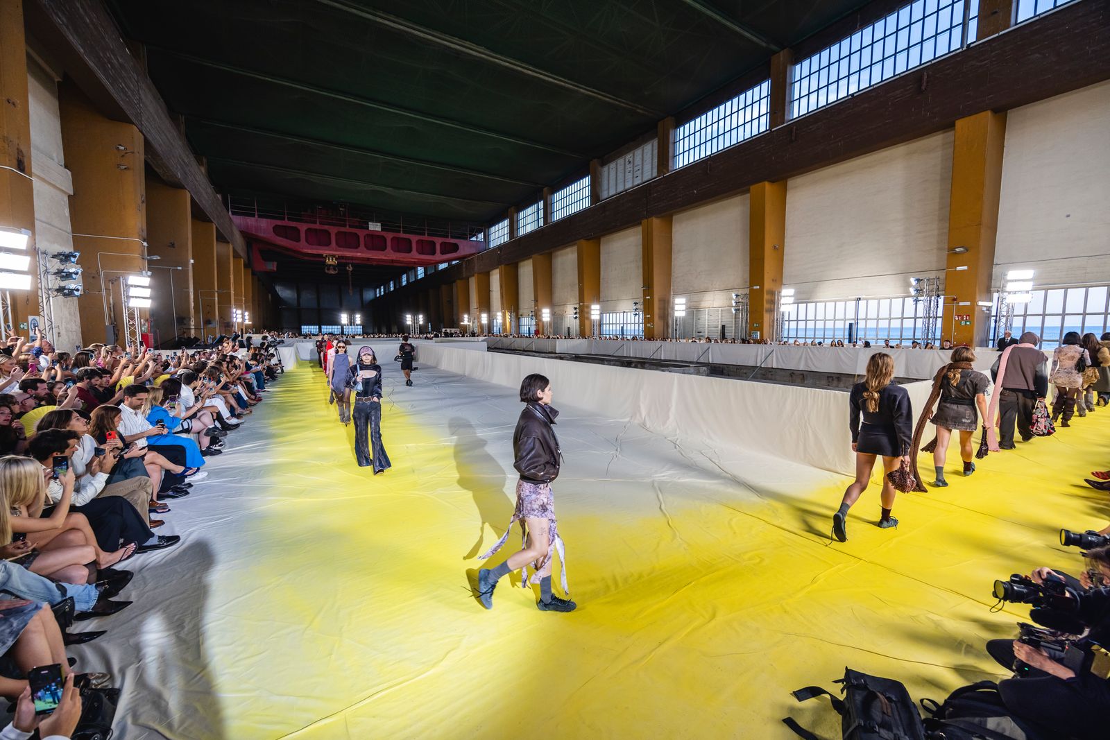 'Luces cmaras Desigual sobre la reinvención de la marca que se vivió ayer en Barcelona