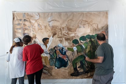 Miembros de la Asociación de Profesores de Dibujo de Madrid recrean los fusilamientos del 3 de mayo de Goya.