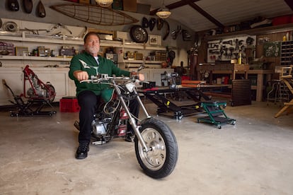 El actor, de origen austríaco, emula montado en una moto a su icónico 'Terminator'. 