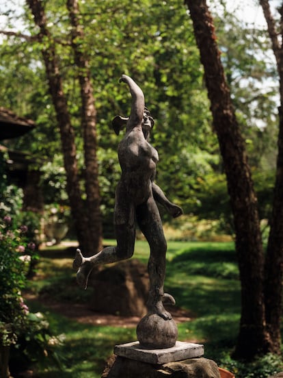 Una escultura de Mercurio, en el jardín.