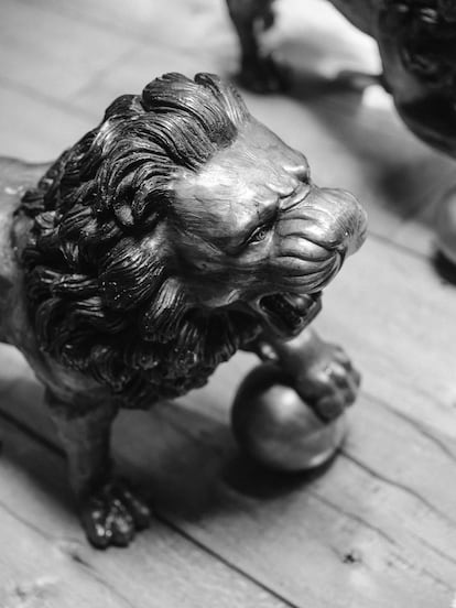 Un león chino de bronce en casa del Dan Brown. 