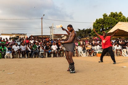 Un joven se gana al público haciendo una presentación de 'biama' que incluía un espectáculo con fuego. Este grupo fue uno de los participantes en el Festival de Biama, el pasado 20 de agosto, en Toit Rouge en la comuna de Yopougon.
