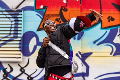 Ismael Mondesir Ouattara, alias Madouro, muestra un paso de baile 'biama.