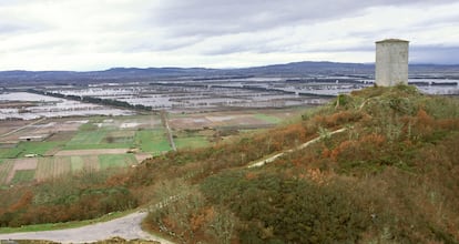 Panorámica desde la Torre da Pena de parcelas agrícolas inundadas en terrenos de la antigua laguna de Antela, donde el nivel del suelo sigue bajando.