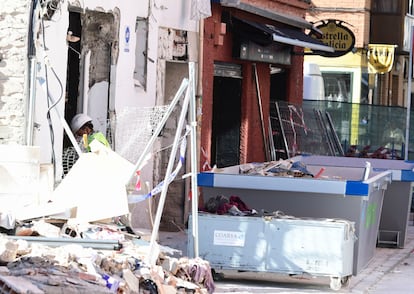 Un operario trabaja en uno de los locales afectados por la explosión en Vallecas, este domingo.
