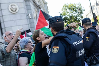 Enfrentamiento entre manifestantes propalestinos y proisraelíes en Cibeles.