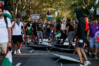 Los manifestantes irrumpen en el paseo del Prado y cortan en circuito por el que tenía que transitar la última etapa de la Vuelta.