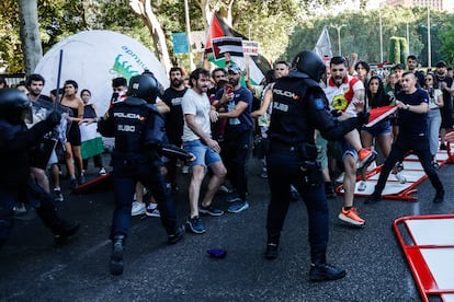 Carga policial a la altura de Neptuno durante las protestas contra Israel.