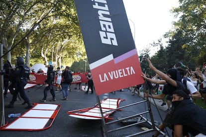 Manifestantes propalestinos tiran vallas el Paseo del Prado, este domingo durante la final de La Vuelta a España.