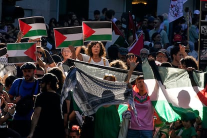 Manifestantes propalestinos en el centro de Madrid, este domingo.