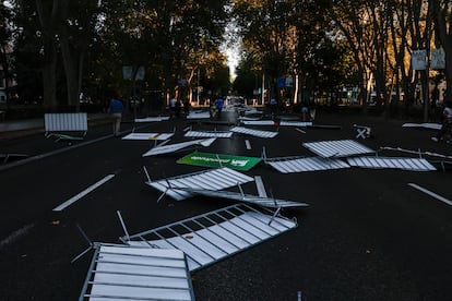 Las vallas que lindaban el circuito, en medio del Paseo del Prado de Madrid a última hora de la tarde.