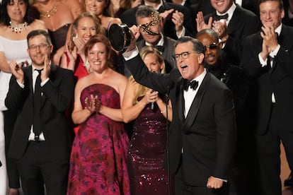 Stephen Colbert recoge su Emmy con el equipo de 'The Late Show with Stephen Colbert'.
