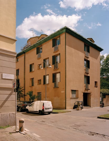 Cuando Luigi Caccia Dominioni diseñó este edificio, a principios de los años sesenta, quiso reinterpretar la casa lombarda tradicional: sobria y compacta por fuera, suntuosamente espaciosa por dentro.