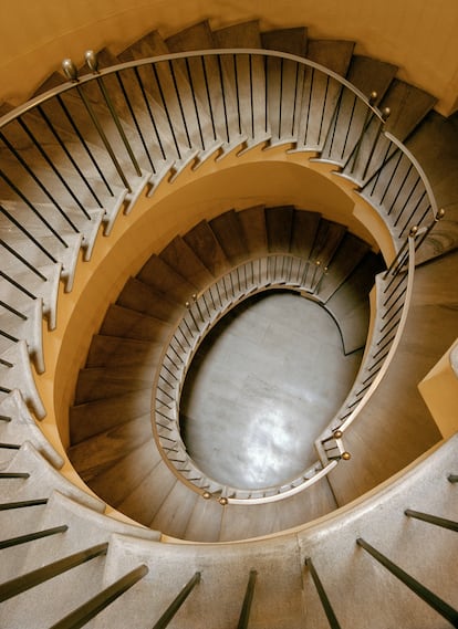 Escalera elíptica de Casa Pirelli, el edificio milanés donde se encuentra la vivienda.