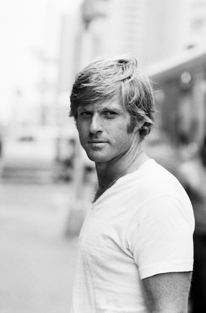 Cómo llevar una camiseta blanca de pico y mantener el carisma: Redford en el rodaje de 'Los tres días del cóndor' (1975).