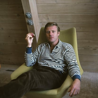 Un joven Robert Redford posa en 1965 en el rodaje de 'La rebelde'. Todavía no era una estrella, pero el peinado y la forma de lucir un no siempre fácil jersey de rayas ya era propio de una.