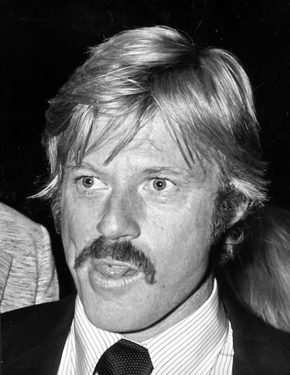 Pelo rebelde, bigote, mirada desafiante y camisa, chaqueta y corbata. En esta imagen de los años setenta, Redford dejó atrás definitivamente al joven seductor de la década anterior.