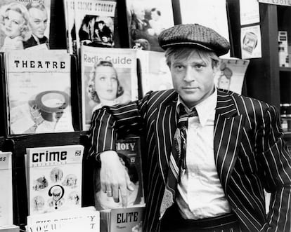Si hay un estilismo en el cine que pueda competir con el de un millonario es el de estafador. En la imagen, Redford en otro de sus clásicos, 'El golpe' (1973), con una americana de rayas que cualquier otro no soportaría.
