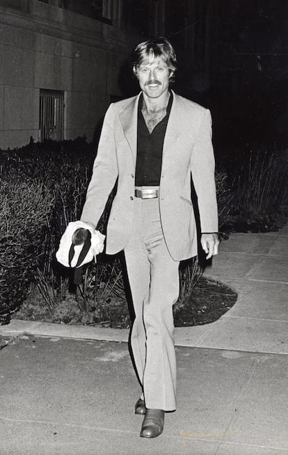 Robert Redford poseído por la fiebre del sábado noche en la primavera de 1978 tras salir de su apartamento en Manhattan. 
