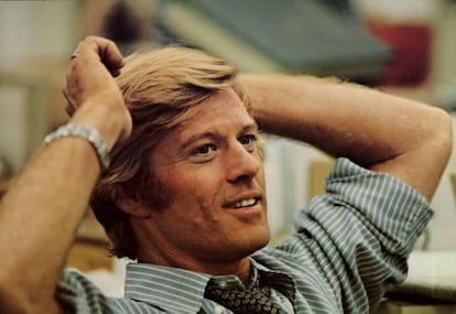 Casi todas las imágenes de 'Todos los hombres del presidente' (1976) son icónicas, pero han trascendido especialmente esas de Redford en la oficina con la corbata aflojada y la camisa arremangada. Una muestra de cómo guardar la dignidad estética haciendo horas extra.