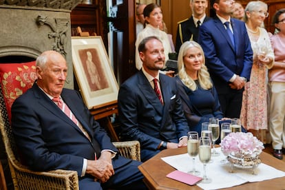 El rey Harald y los príncipes Haakon y Mette-Marit en una recepción ofrecida el 26 de agosto de 2025.