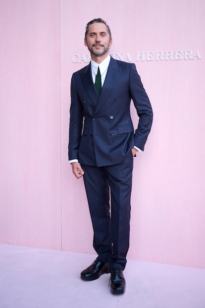 Paco León, con traje y corbata.