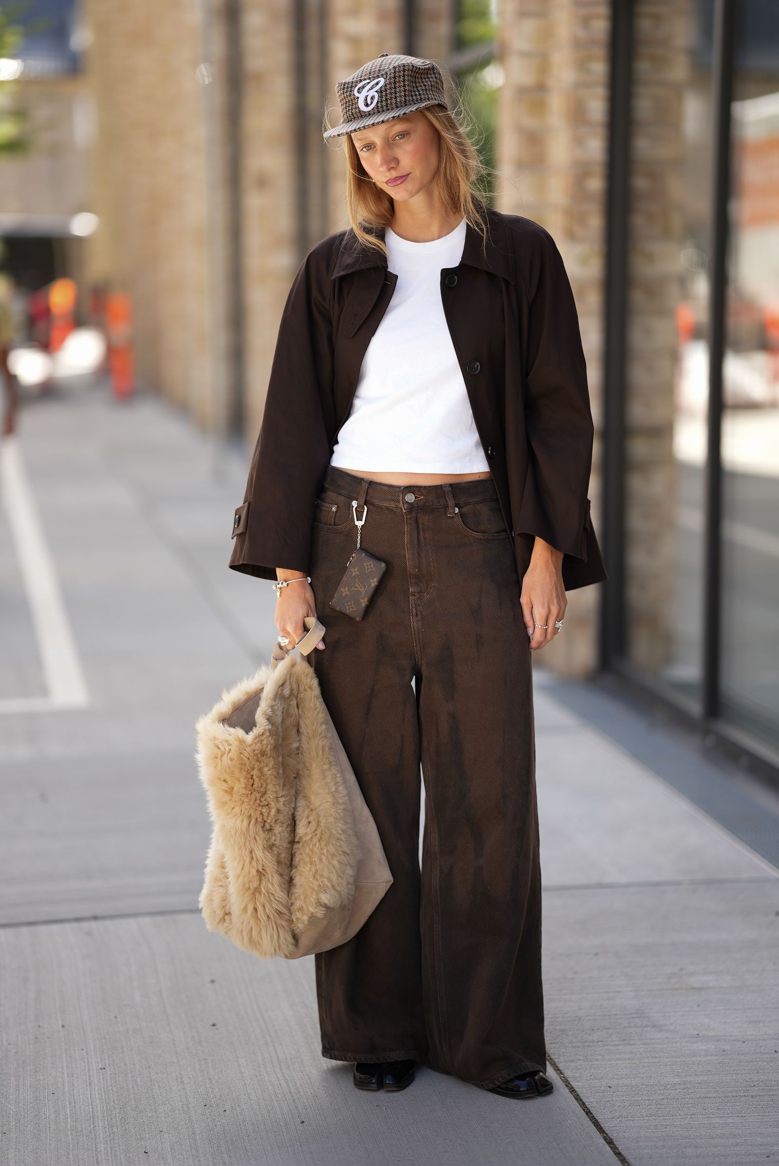pantalón vaquero marrón tendencia