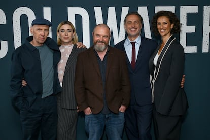 De izquierda a derecha: Ewen Bremner, Eve Myles, David Ireland, Andrew Lincoln e Indira Varma en la 'premiere' de 'Coldwater' en Londres, el 3 de septiembre de 2025.
