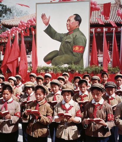 Un grupo de niños chinos uniformados frente a una foto del presidente Mao Zedong sostiene el 'Libro Rojo' a finales de los años ochenta.