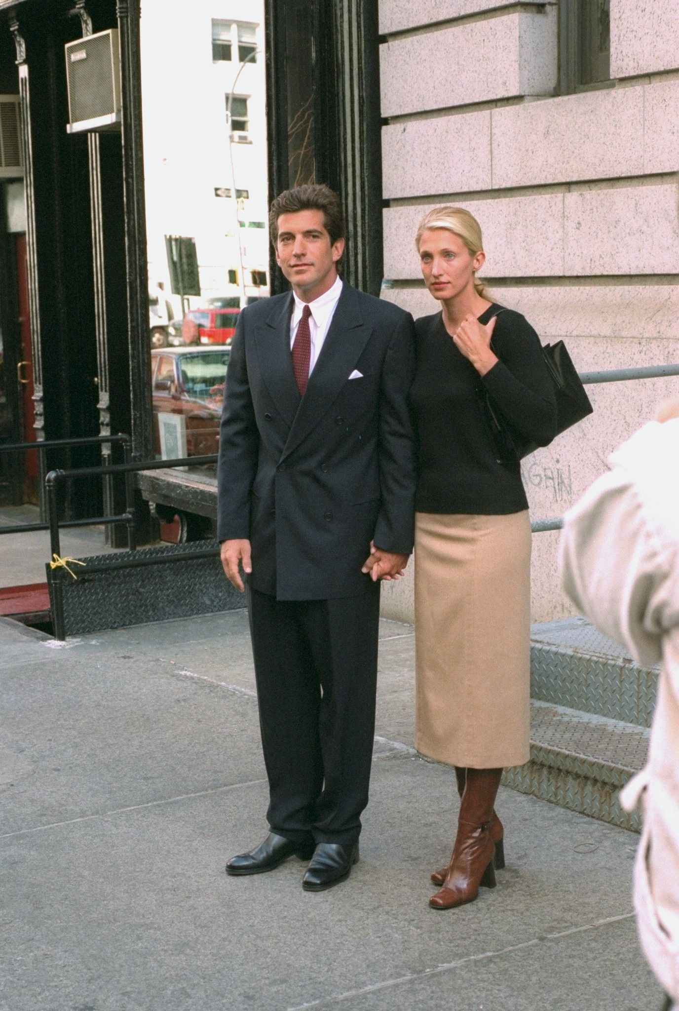 John F. Kennedy Jr. y Carolyn Bessette Kennedy con un look marrón y negro