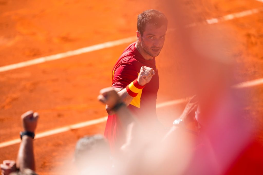 Pedro Martínez celebra el triunfo contra Holger Rune, este domingo en Marbella.