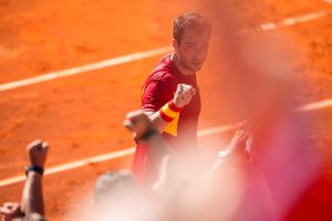 Pedro Martínez celebra el triunfo contra Holger Rune, este domingo en Marbella.