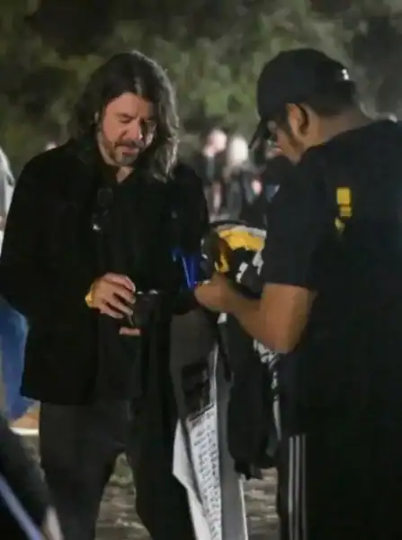 Dave Grohl, como un fan sin dinero, se compró una camiseta pirata de Oasis en Los Angeles