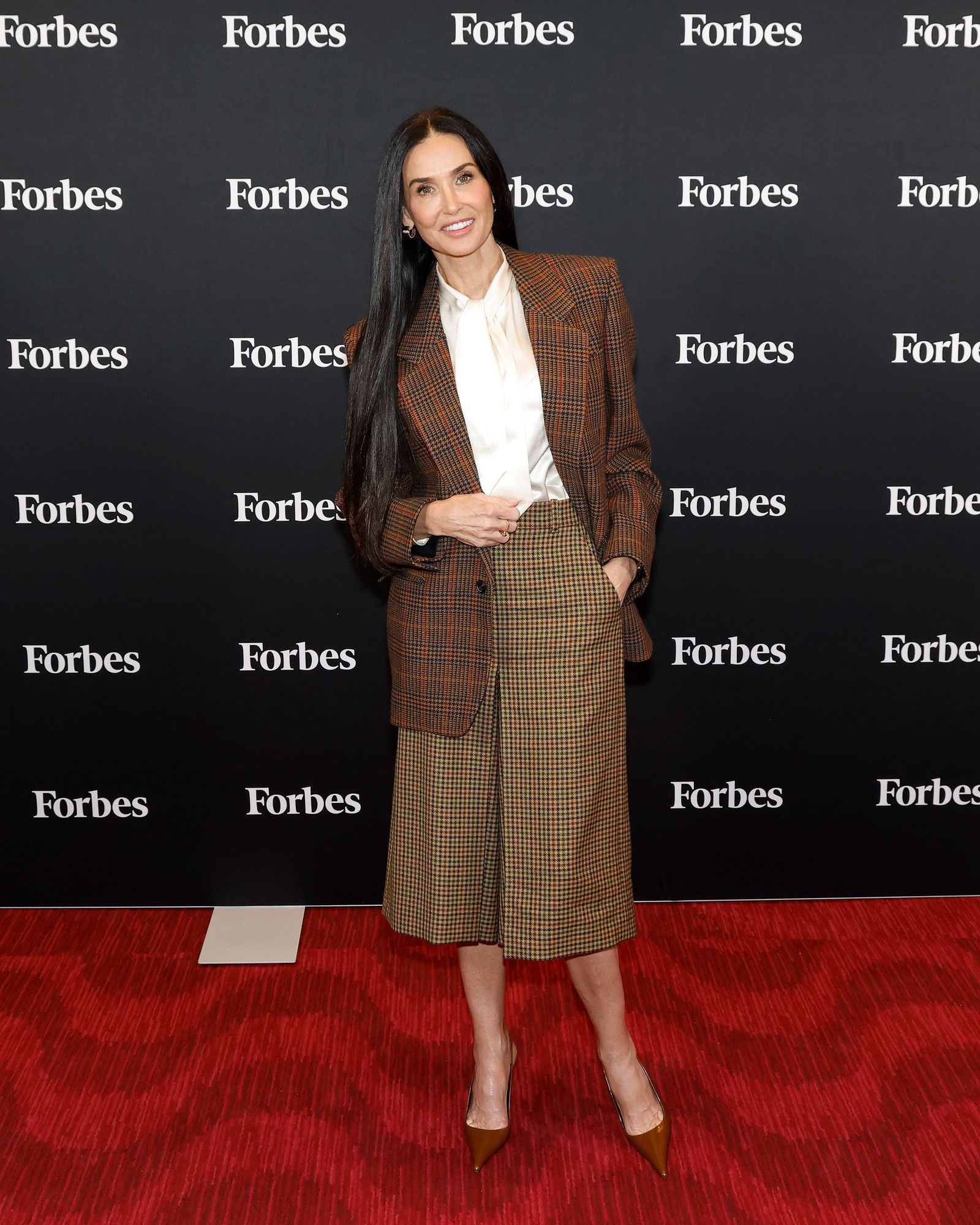 Demi Moore vuelve a los trajes elegantes para el otoño